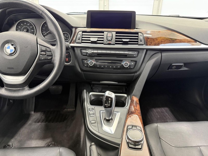 BMW 3 Series Vehicle Full-screen Gallery Image 09