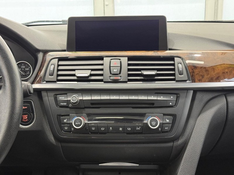 BMW 3 Series Vehicle Full-screen Gallery Image 10