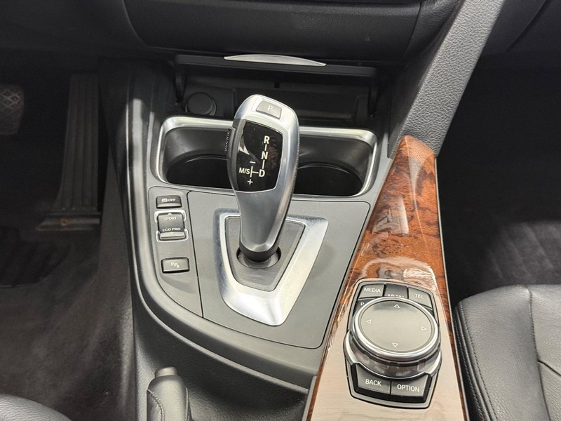 BMW 3 Series Vehicle Full-screen Gallery Image 11