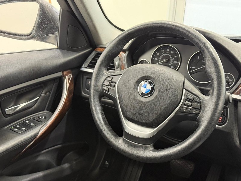 BMW 3 Series Vehicle Full-screen Gallery Image 12