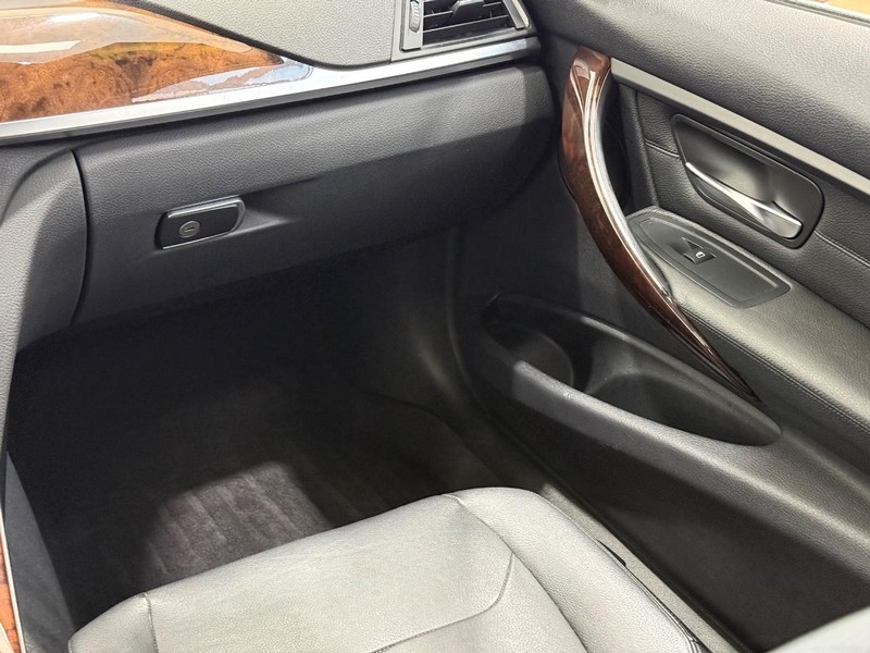 BMW 3 Series Vehicle Full-screen Gallery Image 13