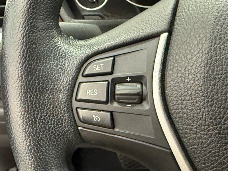 BMW 3 Series Vehicle Full-screen Gallery Image 14