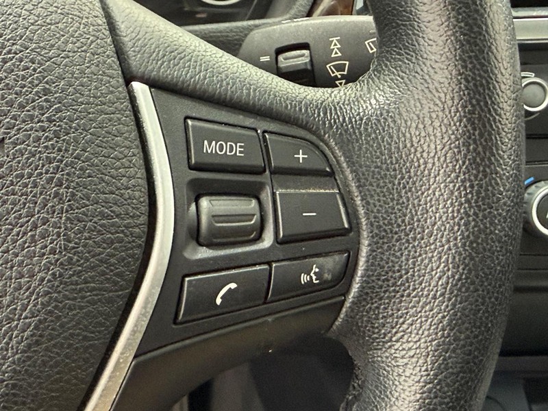 BMW 3 Series Vehicle Full-screen Gallery Image 15