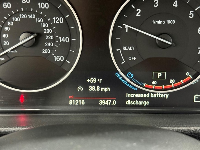 BMW 3 Series Vehicle Full-screen Gallery Image 16