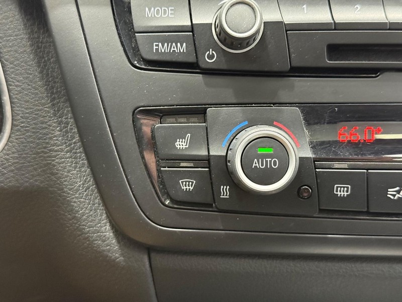 BMW 3 Series Vehicle Full-screen Gallery Image 17