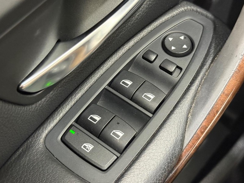 BMW 3 Series Vehicle Full-screen Gallery Image 18