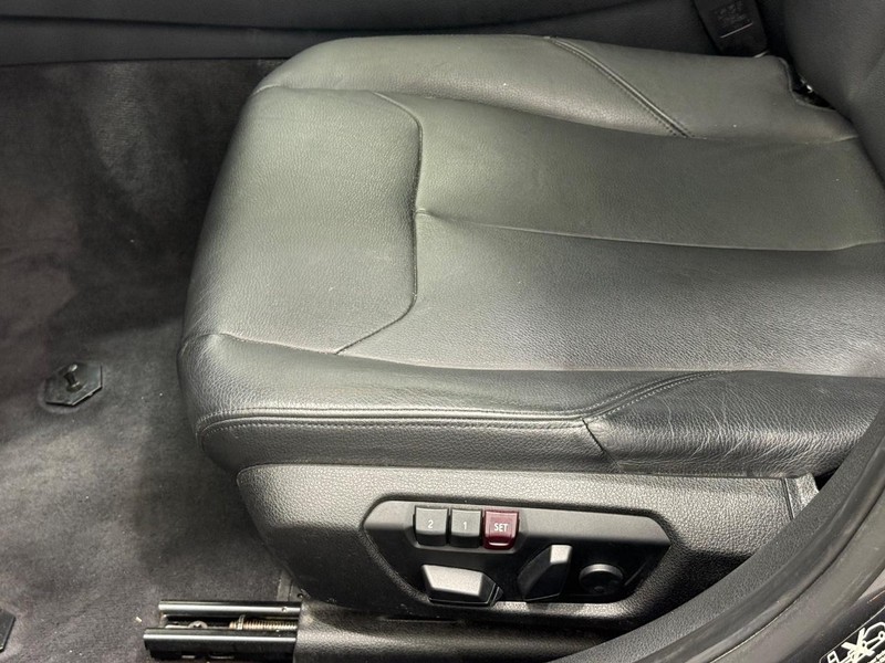 BMW 3 Series Vehicle Full-screen Gallery Image 19