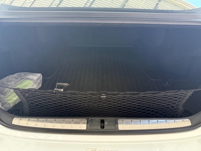 Lexus LS Vehicle Full-screen Gallery Image 4