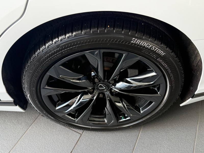 Lexus LS Vehicle Full-screen Gallery Image 6