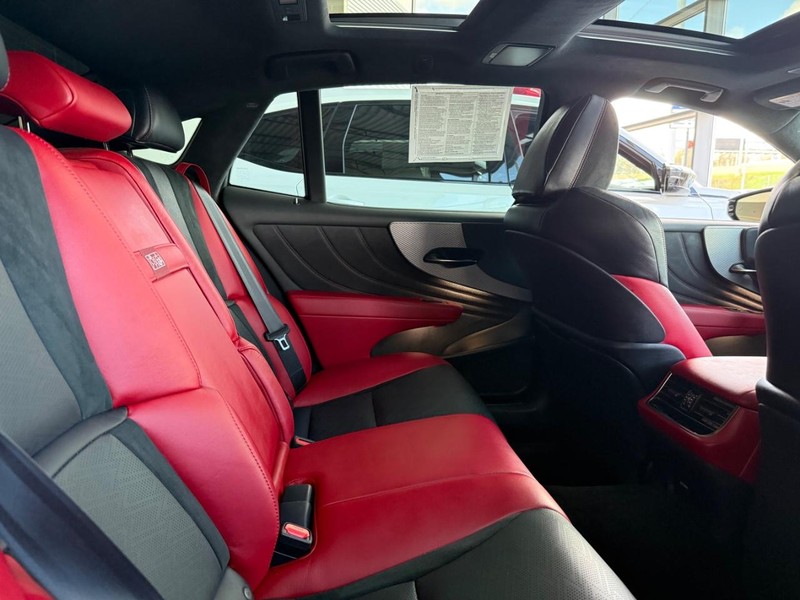 Lexus LS Vehicle Full-screen Gallery Image 8