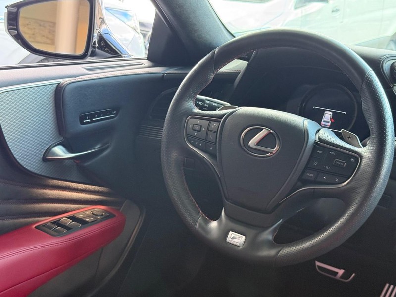 Lexus LS Vehicle Full-screen Gallery Image 12