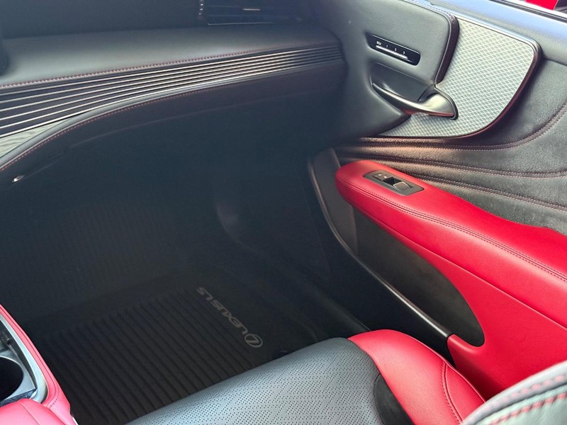 Lexus LS Vehicle Full-screen Gallery Image 13