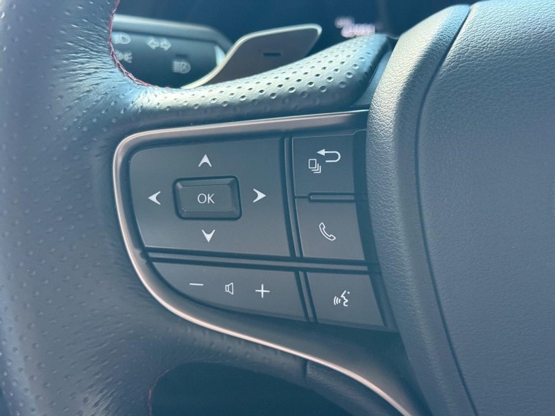 Lexus LS Vehicle Full-screen Gallery Image 14