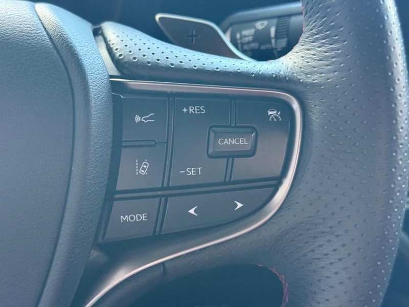 Lexus LS Vehicle Full-screen Gallery Image 15