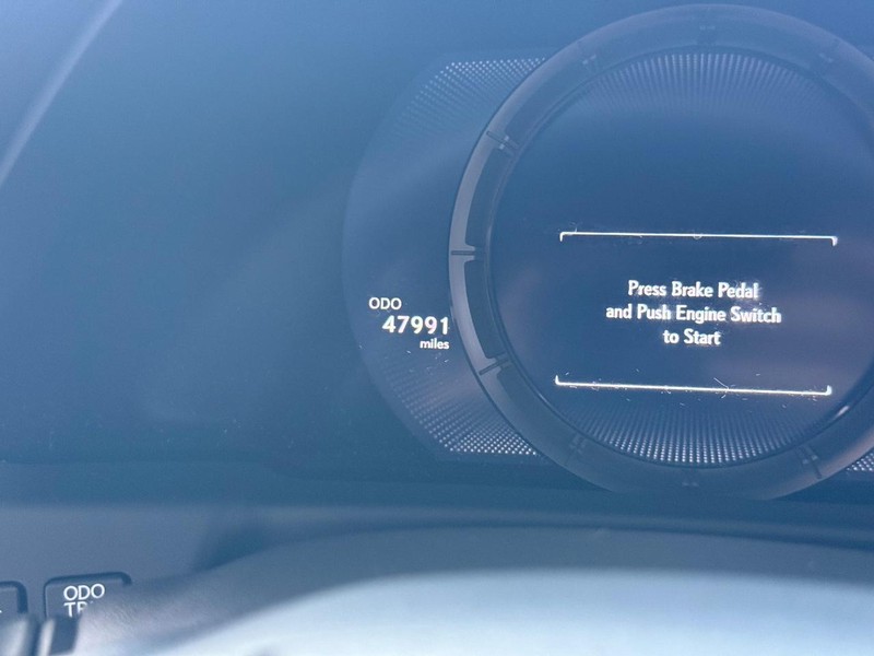 Lexus LS Vehicle Full-screen Gallery Image 16