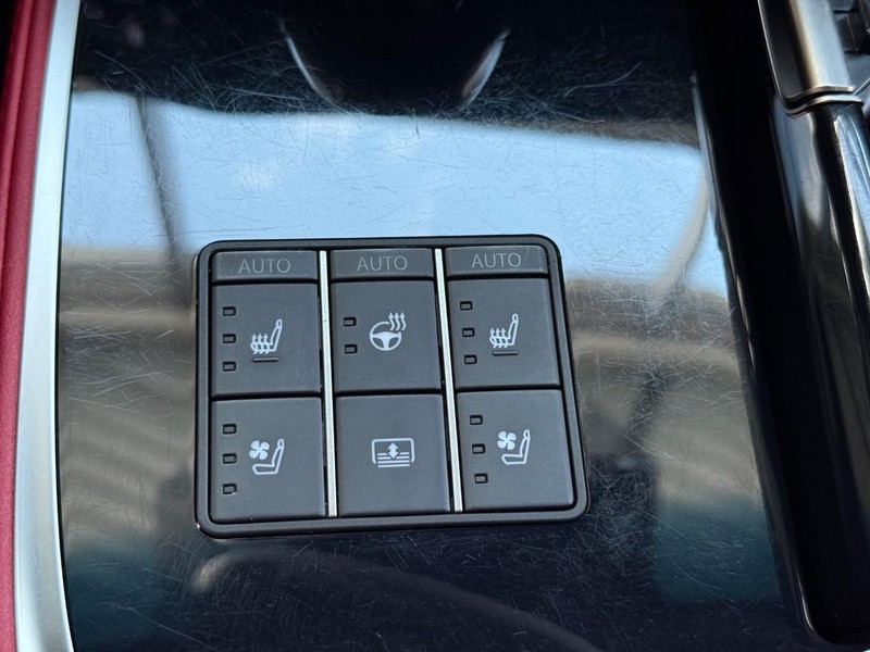 Lexus LS Vehicle Full-screen Gallery Image 17