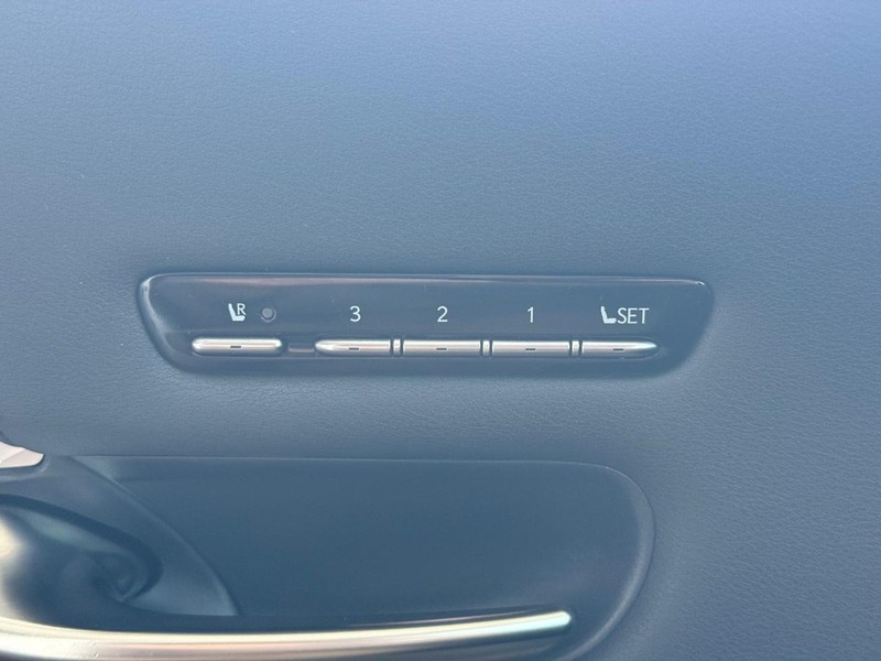 Lexus LS Vehicle Full-screen Gallery Image 18