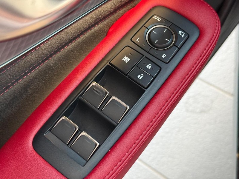 Lexus LS Vehicle Full-screen Gallery Image 19