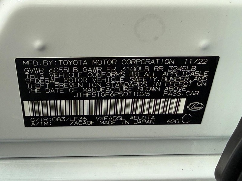 Lexus LS Vehicle Full-screen Gallery Image 21