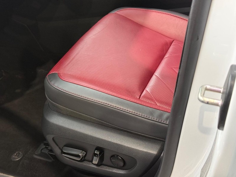 Lexus NX Vehicle Full-screen Gallery Image 21