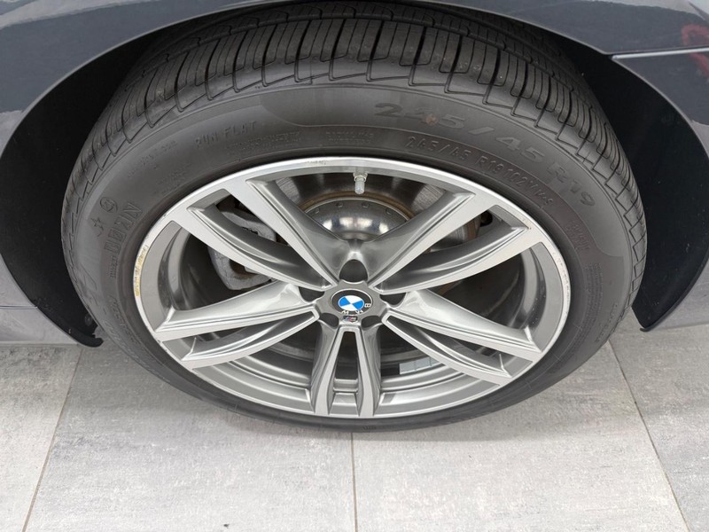 BMW 7 Series Vehicle Full-screen Gallery Image 4