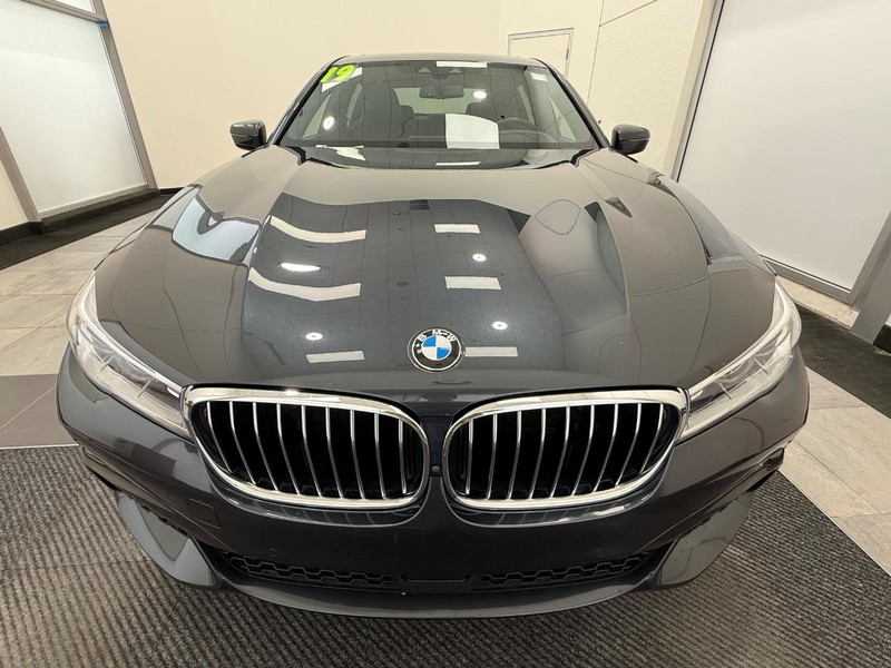 BMW 7 Series Vehicle Full-screen Gallery Image 5