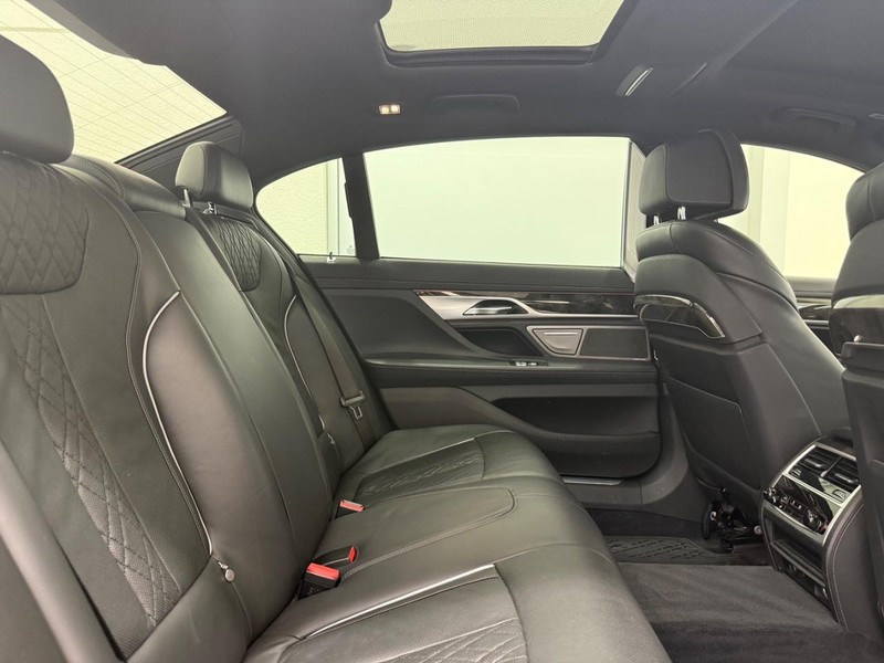 BMW 7 Series Vehicle Full-screen Gallery Image 6