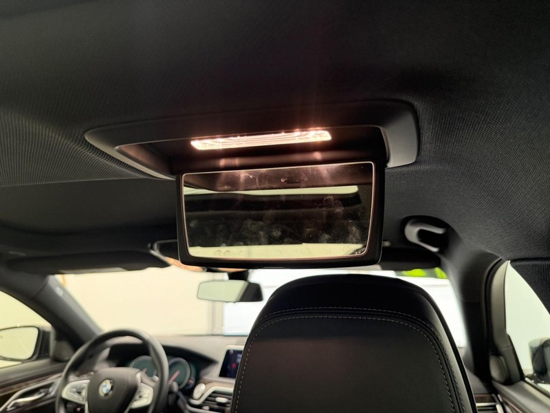 BMW 7 Series Vehicle Full-screen Gallery Image 7