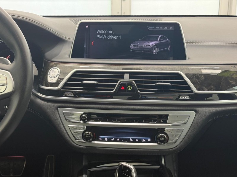 BMW 7 Series Vehicle Full-screen Gallery Image 9