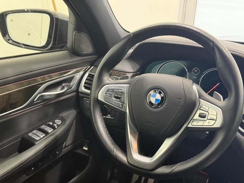 BMW 7 Series Vehicle Full-screen Gallery Image 11