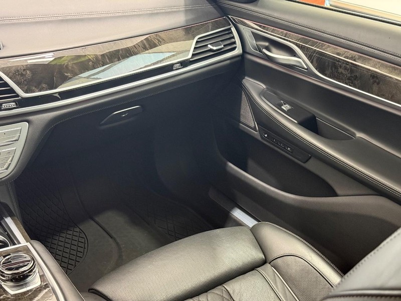 BMW 7 Series Vehicle Full-screen Gallery Image 12