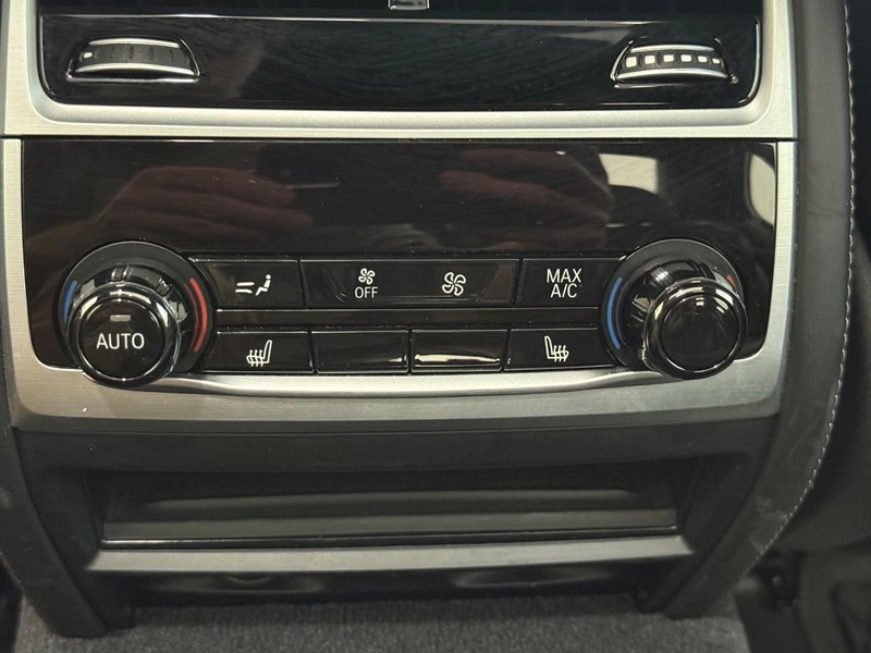 BMW 7 Series Vehicle Full-screen Gallery Image 13