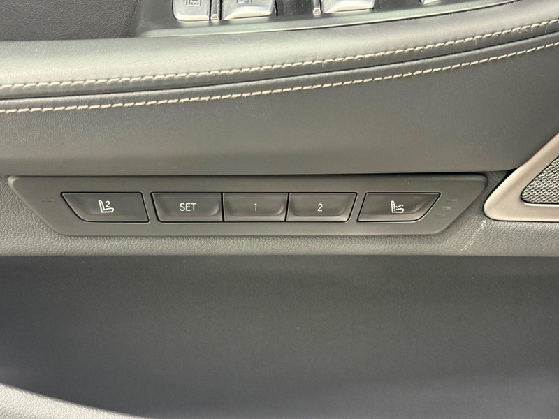 BMW 7 Series Vehicle Full-screen Gallery Image 14