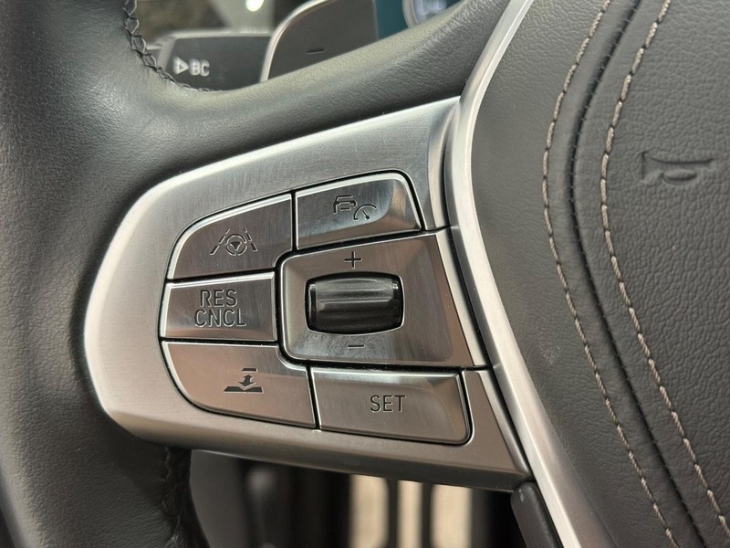 BMW 7 Series Vehicle Full-screen Gallery Image 15