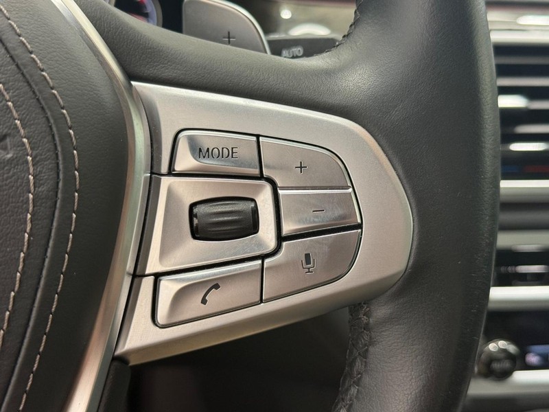 BMW 7 Series Vehicle Full-screen Gallery Image 16