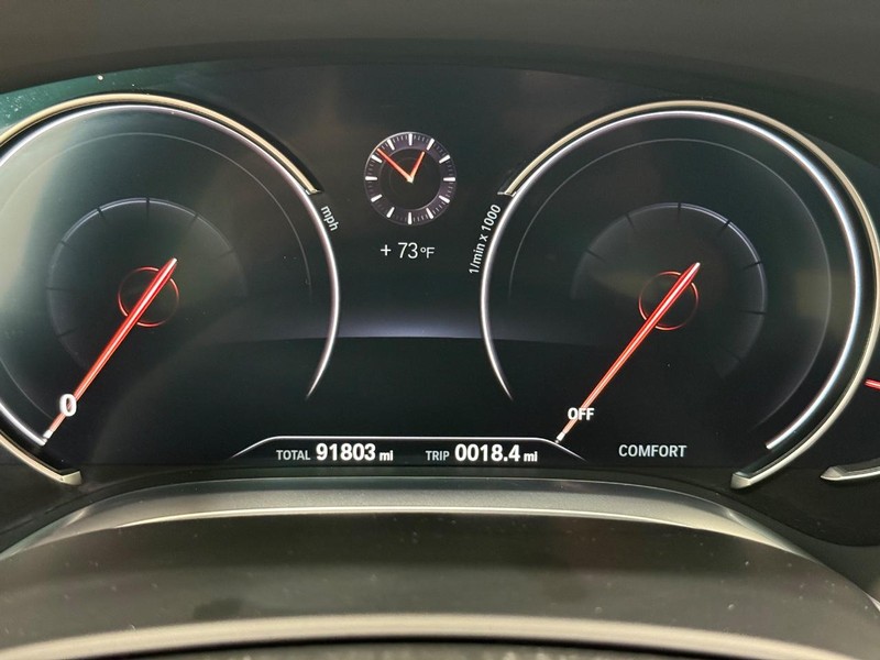 BMW 7 Series Vehicle Full-screen Gallery Image 17