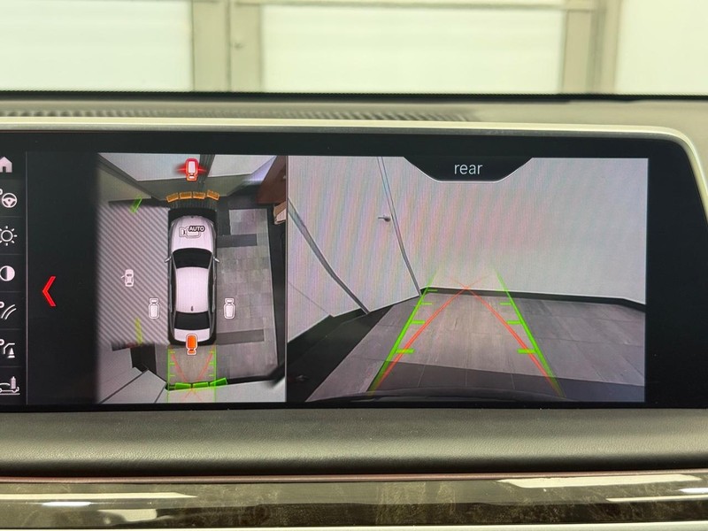 BMW 7 Series Vehicle Full-screen Gallery Image 18