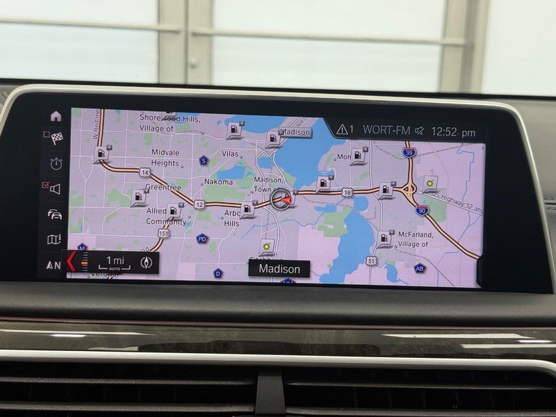 BMW 7 Series Vehicle Full-screen Gallery Image 20