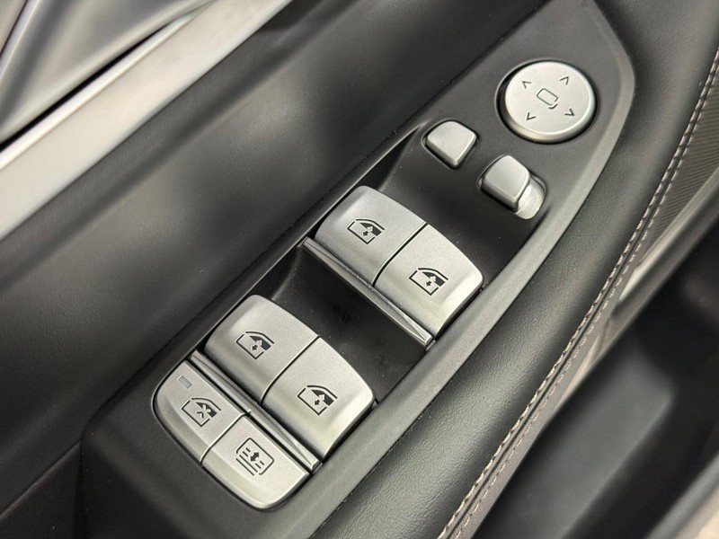 BMW 7 Series Vehicle Full-screen Gallery Image 21