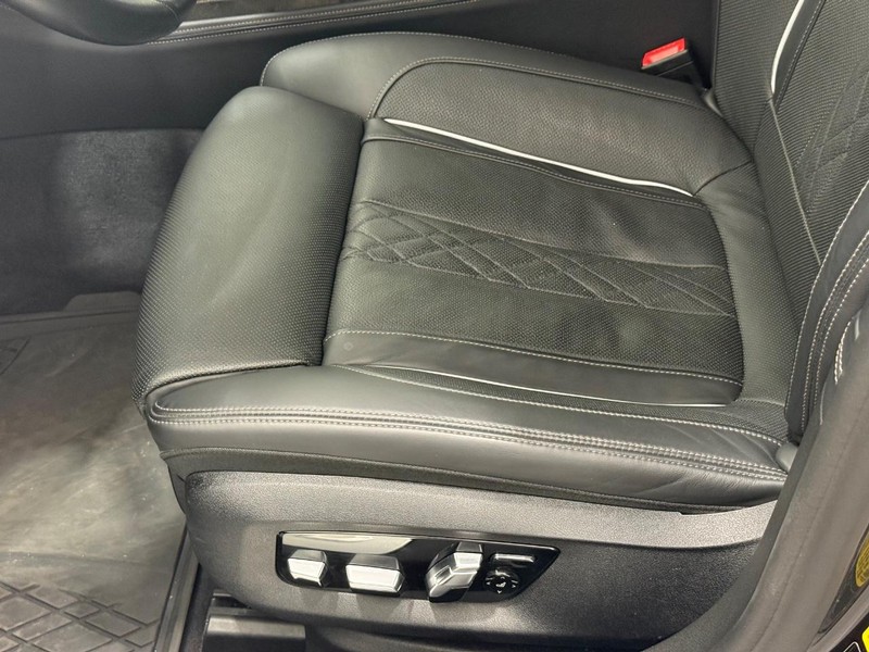 BMW 7 Series Vehicle Full-screen Gallery Image 22