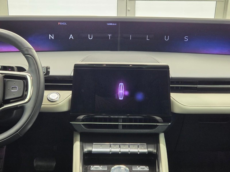 Lincoln Nautilus Vehicle Full-screen Gallery Image 10