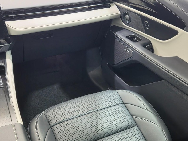 Lincoln Nautilus Vehicle Full-screen Gallery Image 13