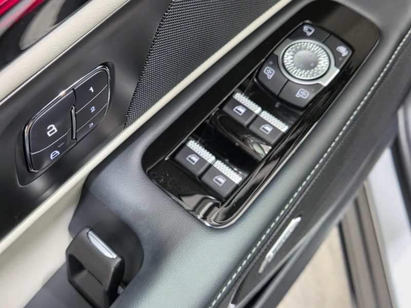Lincoln Nautilus Vehicle Full-screen Gallery Image 20