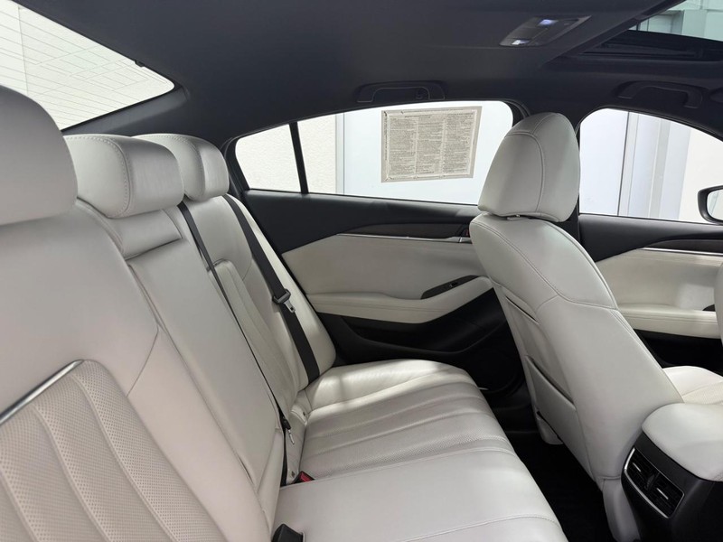 Mazda Mazda6 Vehicle Full-screen Gallery Image 8