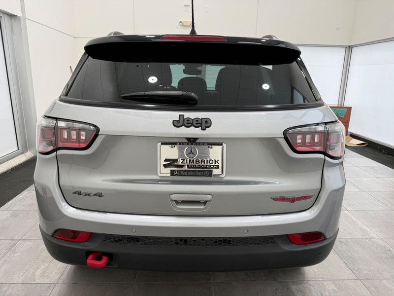 Jeep Compass Vehicle Full-screen Gallery Image 03