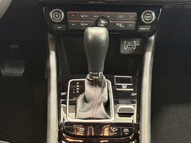 Jeep Compass Vehicle Full-screen Gallery Image 11