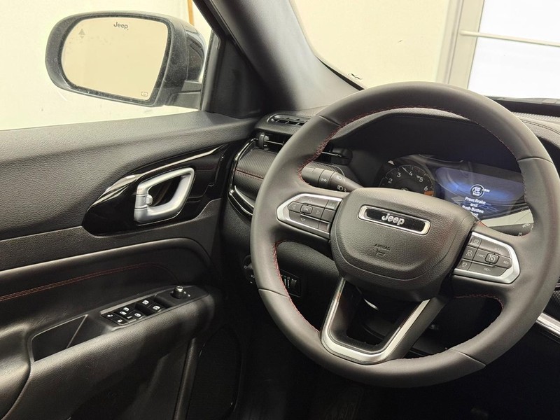 Jeep Compass Vehicle Full-screen Gallery Image 12