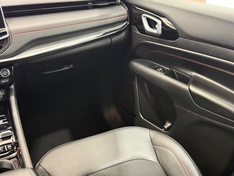 Jeep Compass Vehicle Full-screen Gallery Image 13