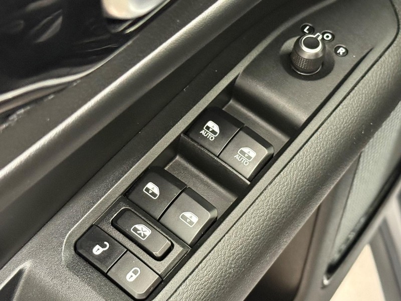 Jeep Compass Vehicle Full-screen Gallery Image 19