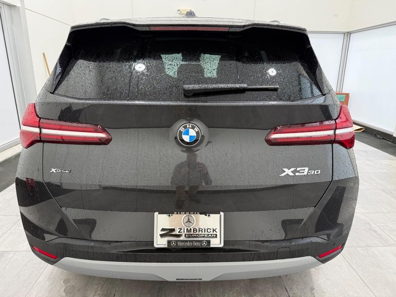 BMW X3 Vehicle Full-screen Gallery Image 3